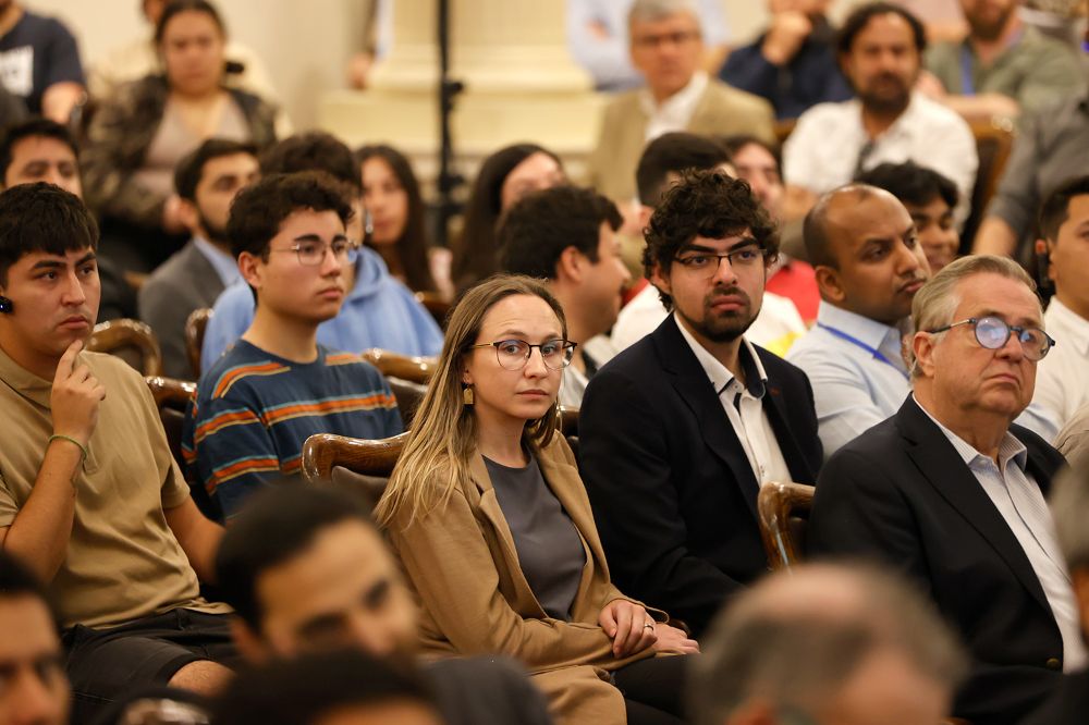 "Quién obtiene qué y por qué: La nueva economía del diseño de mercados", fue el nombre de su charla desarrollada en el Salón de Honor.